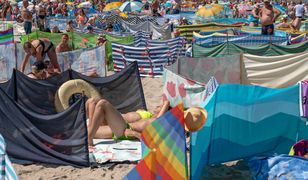 Zauważyła parę na plaży. "Po tym publicznym seansie po prostu wstali"