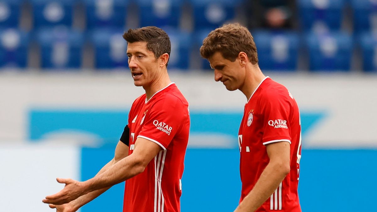 Robert Lewandowski (z lewej) i Thomas Mueller