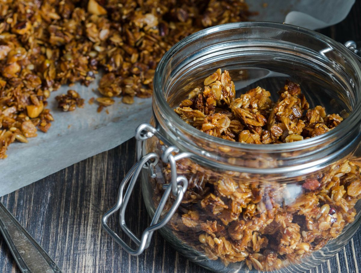 Granola w wersji domowej to tańszy i często zdrowszy odpowiednik