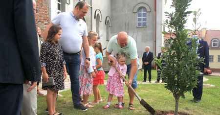 Polkowice świętują beatyfikację Stefana Wyszyńskiego. Posadzono dąb