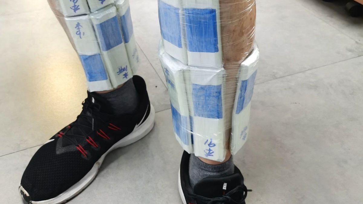 Ktoś przemycał procesory Intela owinięte wokół łydki