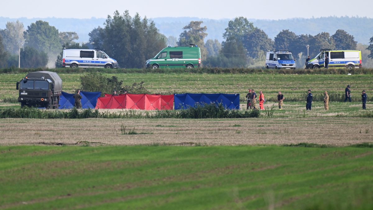 Oleśno, 10.09.2025. Służby w miejscu upadku rosyjskiego drona w miejscowości Oleśno, 10 bm. W nocy przestrzeń powietrzna Polski została wielokrotnie naruszona przez rosyjskie drony. (aldg) PAP/Andrzej Jackowski