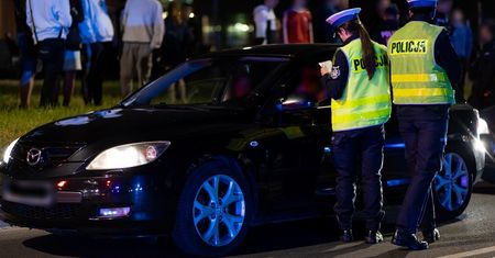 Tysiąc samochodów na nielegalnym nocnym zlocie pod Poznaniem