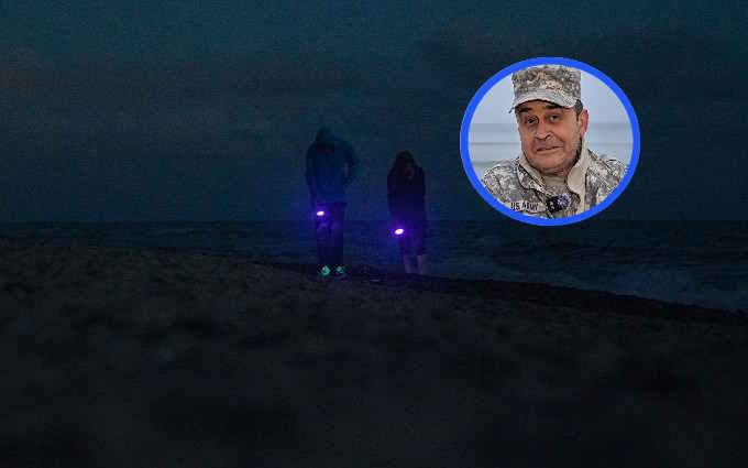Wychodzą na plaże wieczorami. Aż roi się od niebieskich światełek