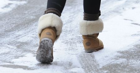 Podolog ostrzega przed noszeniem tych butów. Skutki mogą być opłakane
