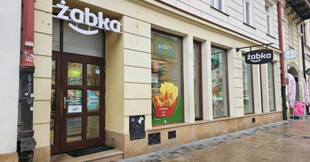 Żabka w centrum nadal bez alkoholu. Szanse na nową koncesję są nikłe