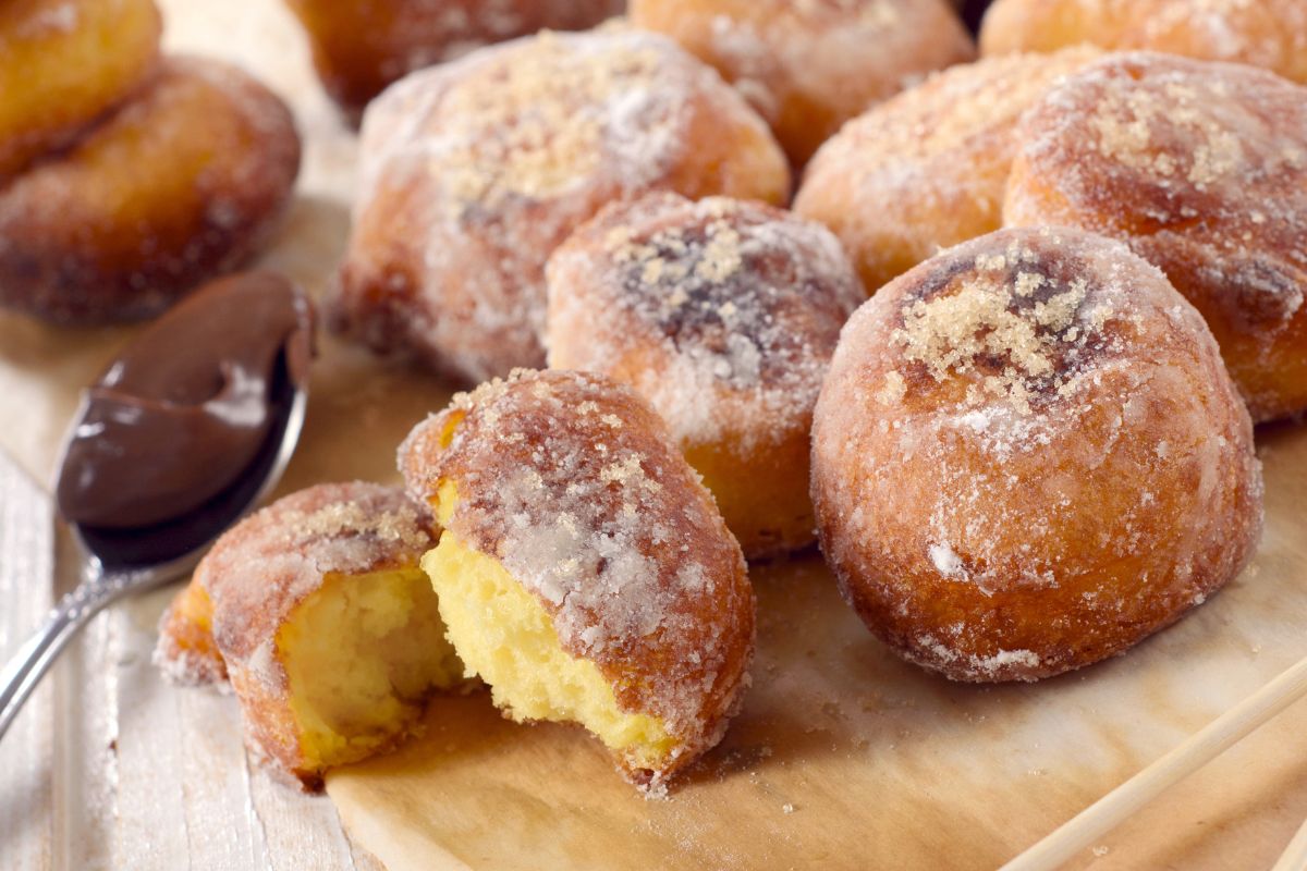 Te pyszne i puszyste pączki zrobisz w mig. Bez czekania i wyrastania ciasta