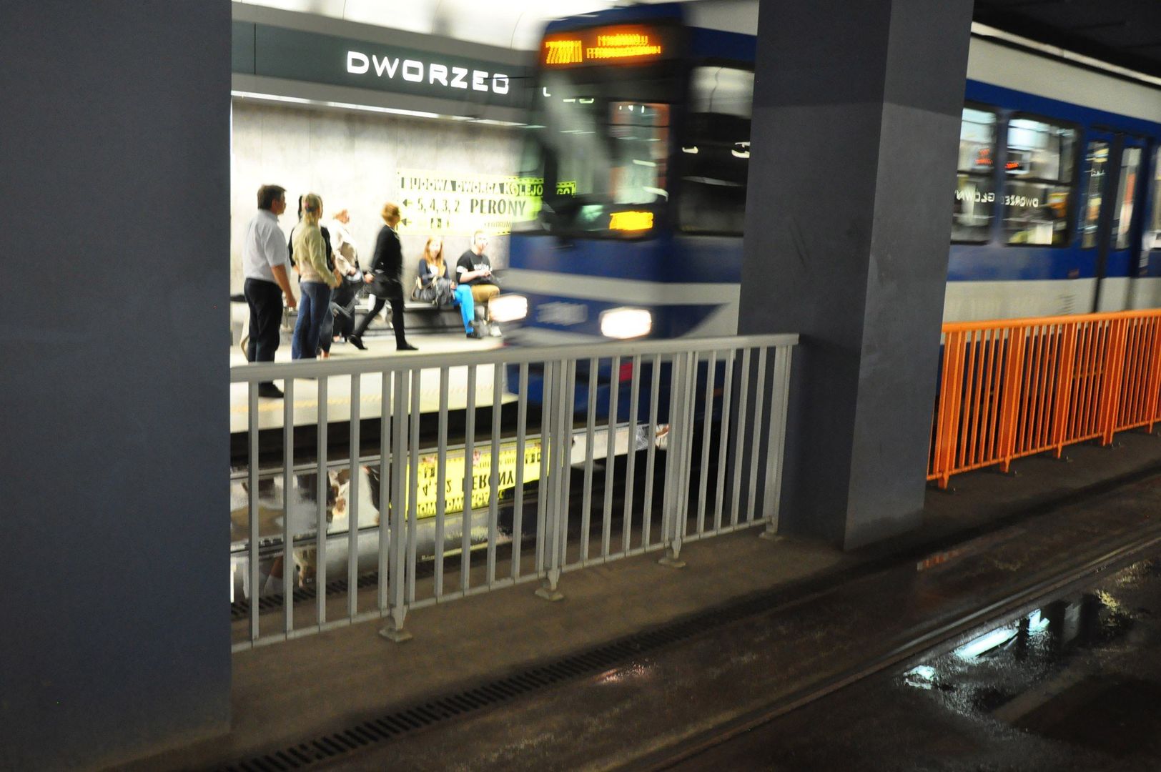 25.06.2013 KRAKOW PRZYSTANEK TRAMWAJOWY DWORZEC GLOWNY TUNEL N/Z WODA W TUNELU FOT. ANDRZEJ WISNIEWSKI / POLSKAPRESSE / DZIENNIK POLSKI