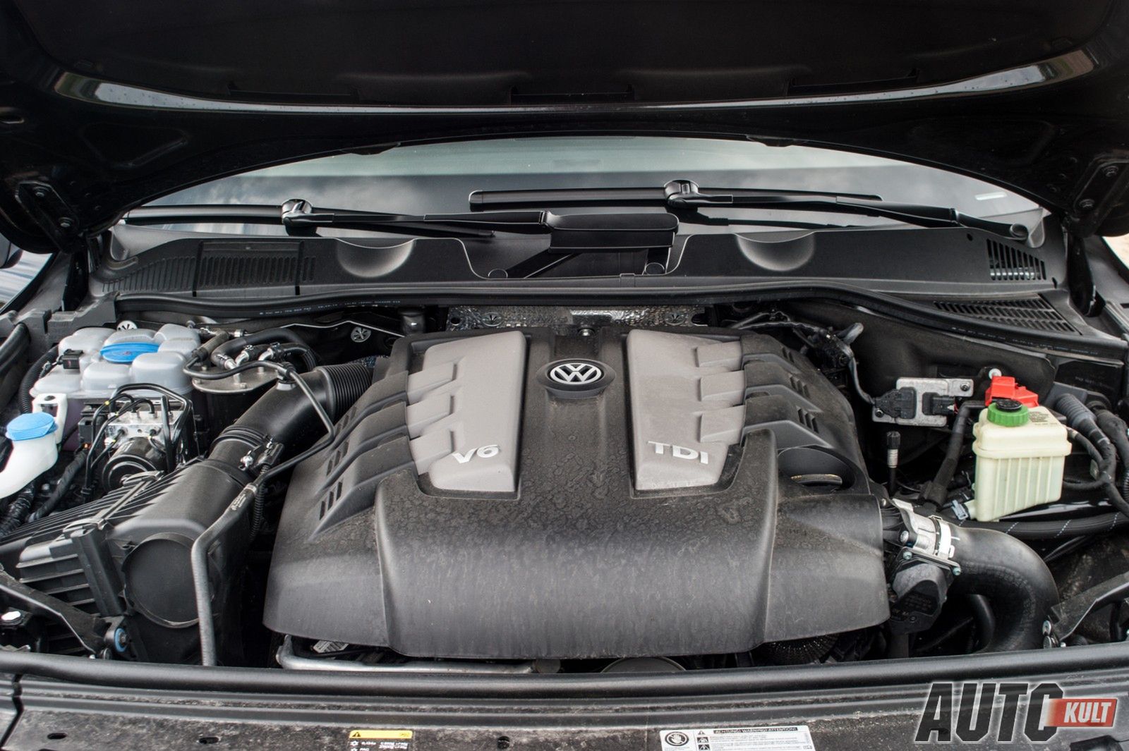 Silnik V6 3.0 TDI w wersji 262 KM w zupełności wystarcza do żwawej podróży z kompletem pasażerów. Jest też sporo lżejszy niż V8 4.2 TDI przez co auto jest wyraźnie mniej podsterowne.