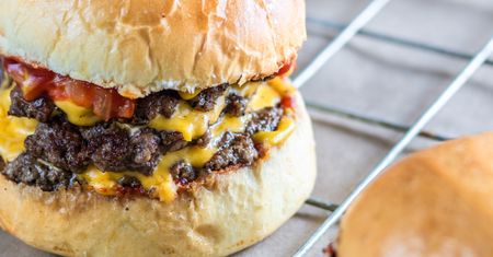Przepis na cheeseburgera Maty. Smakuje lepiej niż w McDonald's
