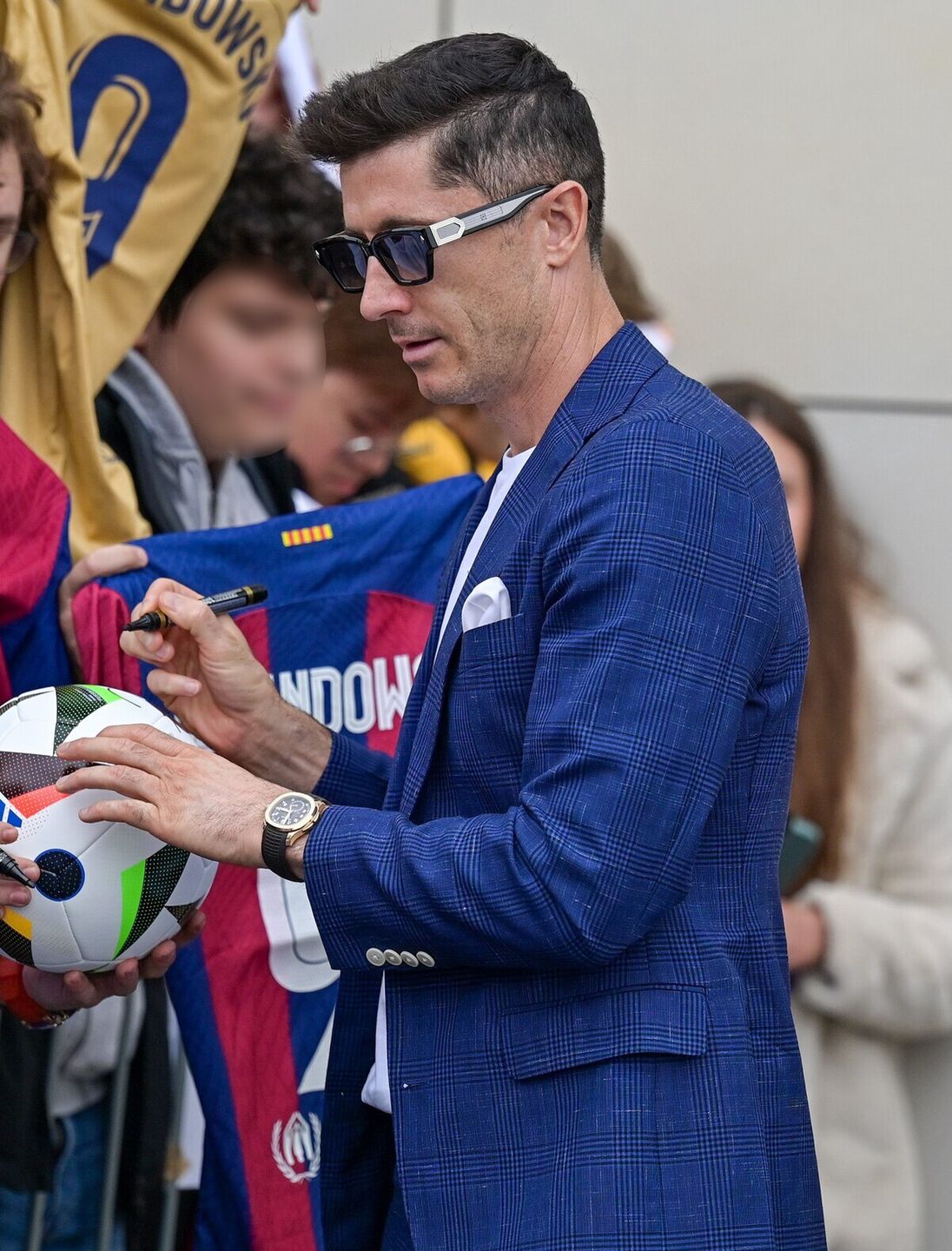 Wystrojeni piłkarze szpanują markowymi dodatkami na zgrupowaniu