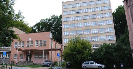Miasto sprzedaje nieużytkowany biurowiec przy Ogrodzie Saskim. Chce na tym zarobić minimum 25,5 mln zł
