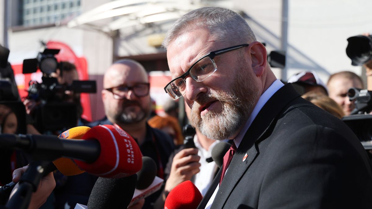 Warszawa, 28.04.2025. Wybory Prezydenta RP 2025 - kampania. Europoseł, kandydat w zbliżających się wyborach na fotel prezydenta RP Grzegorz Braun (P) w drodze na debatę prezydencką "Super Expressu", 28 bm. w Studio ZPR Media w Warszawie. (sko) PAP/Rafał Guz