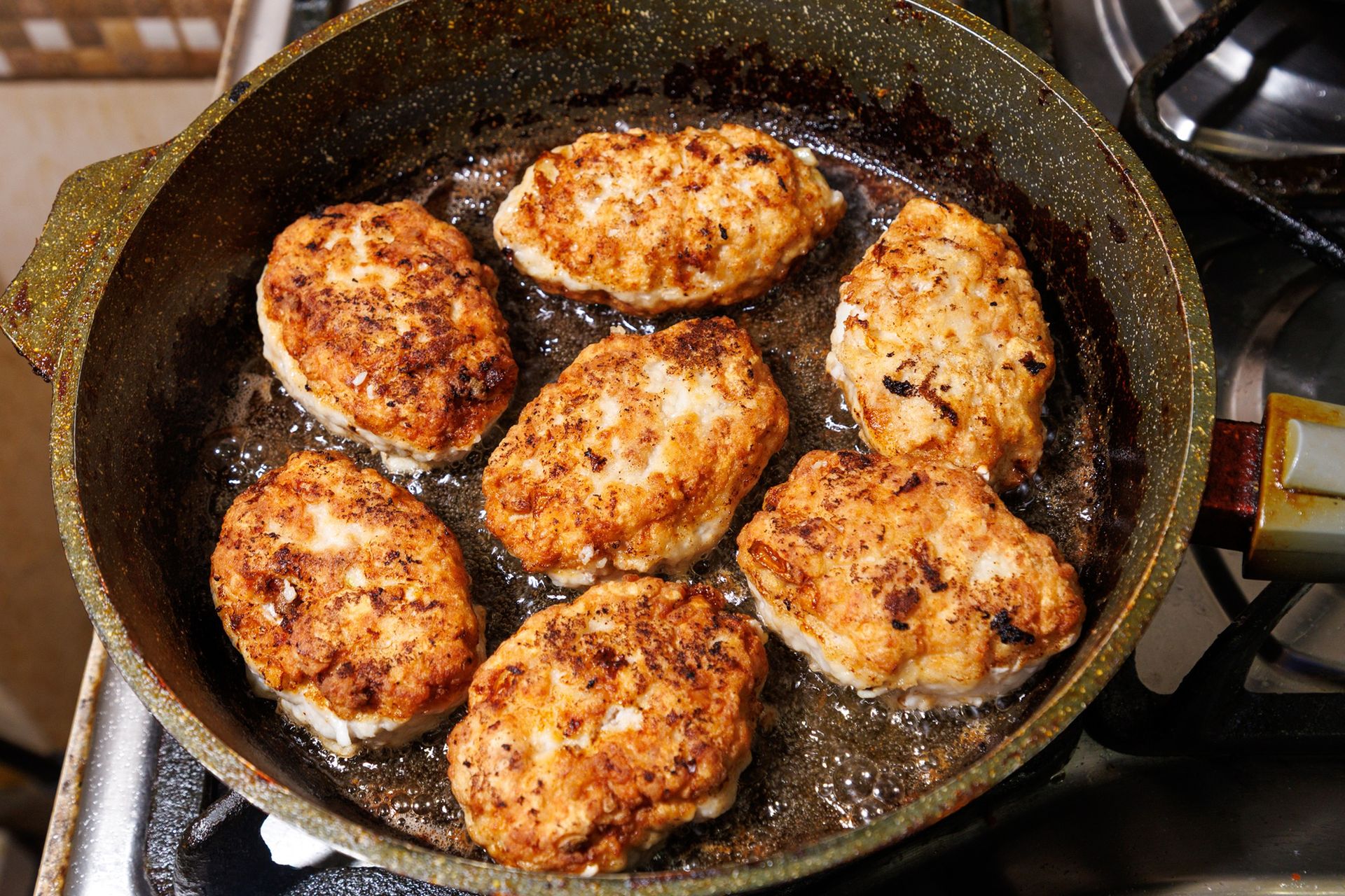 Wyciśnij mięso z białej kiełbasy i usmaż jak mielone. Smakują o niebo lepiej niż tradycyjne