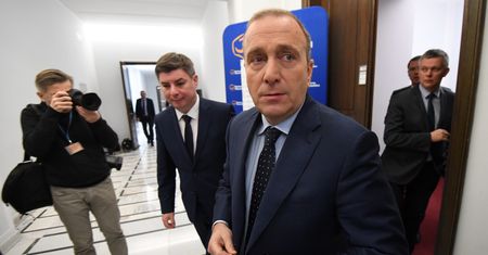 Schetyna liczy, że Duda podejmie wyzwanie. "Powinien skierować budżet do Trybunału"