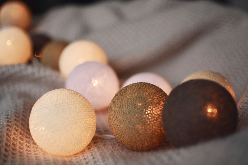 Cotton balls – przebojowe lampki do dekoracji wnętrz