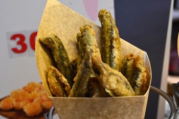 Nietypowy przysmak na jarmarku. Takich rarytasów nikt się nie spodziewa