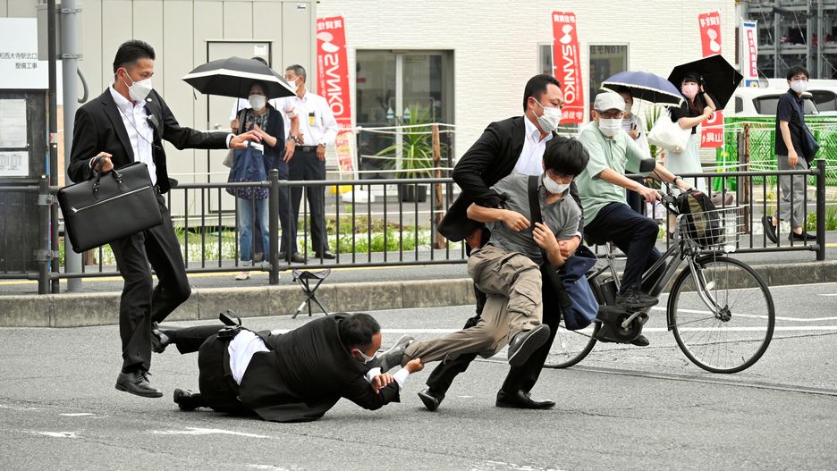 Security police tackle a suspect who is believed to have shot former Prime Minister Shinzo Abe outside Yamato-Saidaiji Station in Nara, Japan, 08 July 2022. The suspect identified as Tetsuya Yamagami was arrested and taken into custody. According to Japan's national broadcaster, former Prime Minister Shinzo Abe died of his injuries on 08 July 2022, hours after being shot during an Upper House election campaign act to support a party candidate, outside Yamato-Saidaiji railway station in Nara, western Japan. EPA/The Asahi Shimbun - JAPAN OUT - EDITORIAL USE ONLY FOR ONE MONTH until 08 August 2022 - EDITORIAL USE ONLY Dostawca: PAP/EPA.