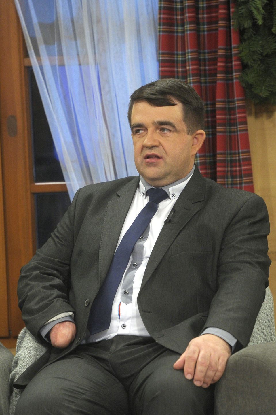 fryzura, krawat granatowy, listopad 2017, marynarka męska, marynarka szara, &#34;Rolnik szuka żony&#34; - odcinek świąteczny, siedzenie, Zbigniew Kraskowski