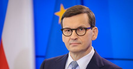 Mateusz Morawiecki oceniony w sondażu WP. Prezes IBRiS o "efekcie flagi"