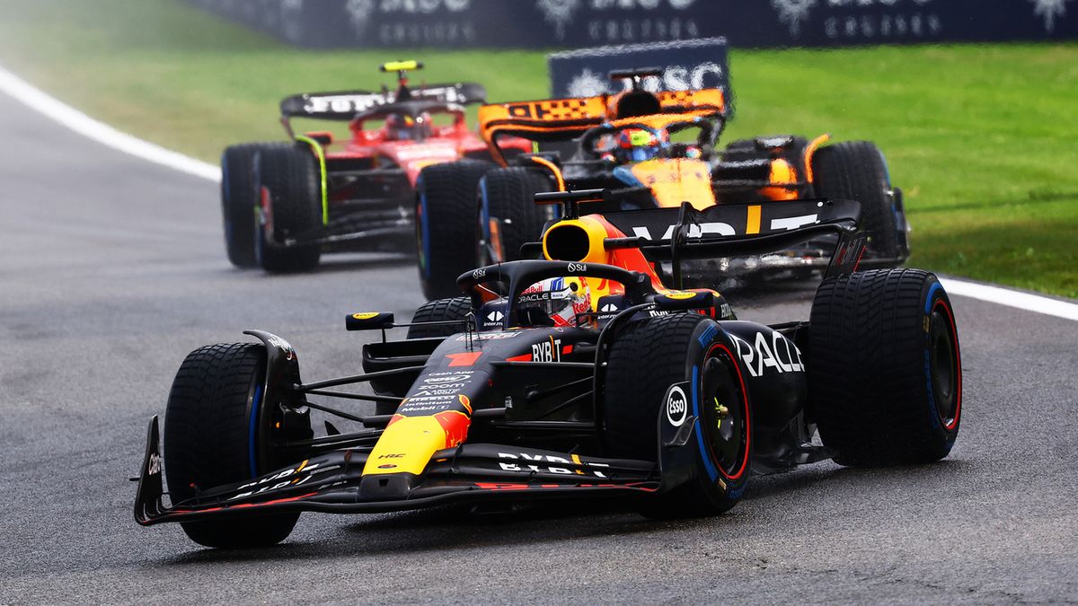 Materiały prasowe / Red Bull / Na zdjęciu: Max Verstappen na czele