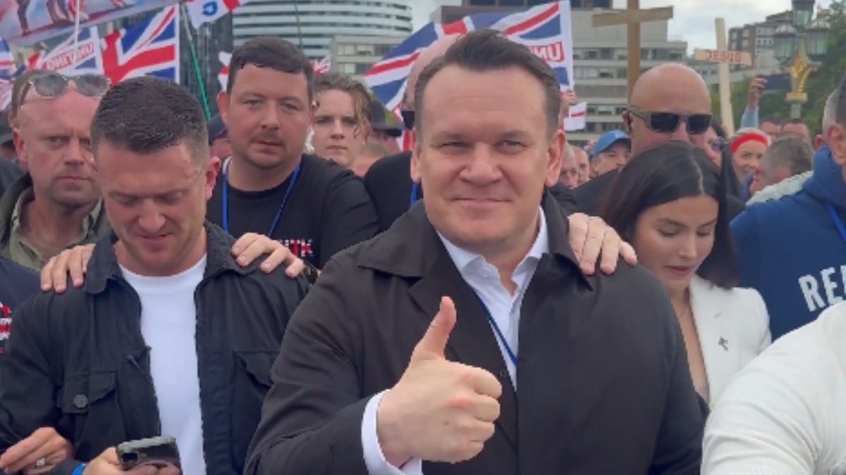 Dominik Tarczyński na wiecu w Londynie