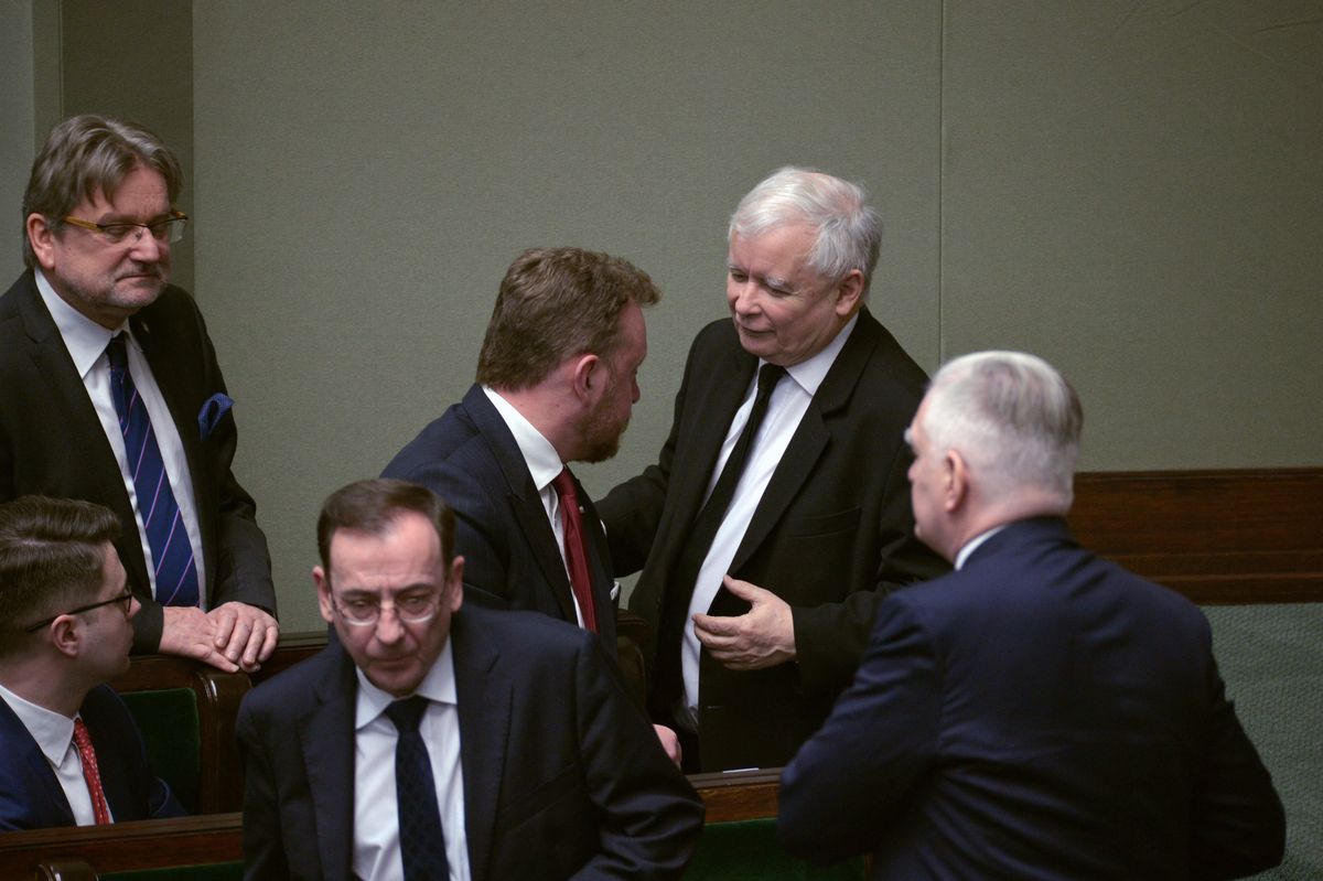 Jarosław Kaczyński stanął w obronie Łukasza Szumowskiego. Posłowie KO: "Minister wprowadza w błąd prezesa"