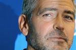George Clooney medytuje na polu bitwy