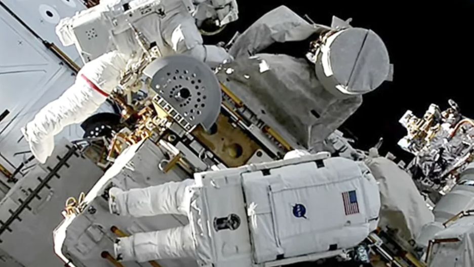 Podczas kosmicznego spaceru z międzynarodowej stacji astronauci zgubili torbę z narzędziami