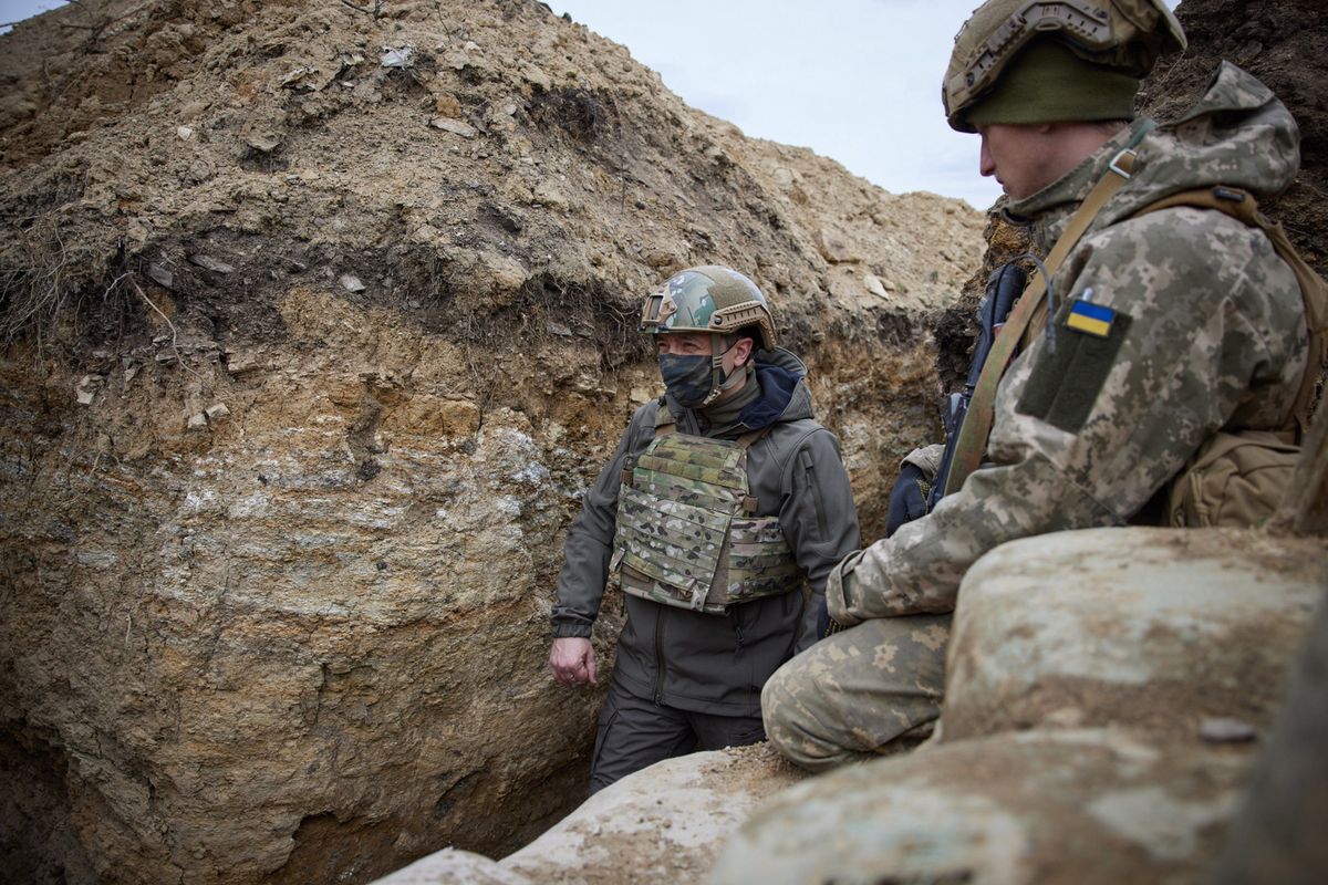 Prezydent Ukrainy Wołodymyr Zełenski na pozycjach wojsk Kijowa na terenie Donbasu