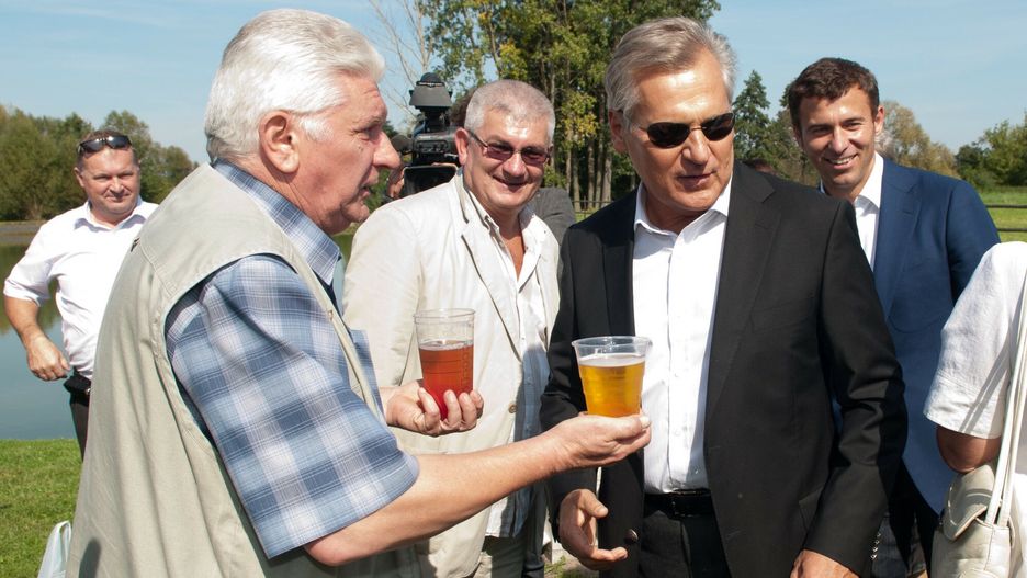Wrzesień 2011. Aleksander Kwaśniewski odwiedził gospodarstwo Cezarego Olejniczaka (drugi z prawej), brata byłego lidera SLD 