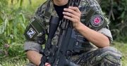 Rosyjski medyk ze zdobyczną bronią. Jest nią unikatowy karabin snajperski
