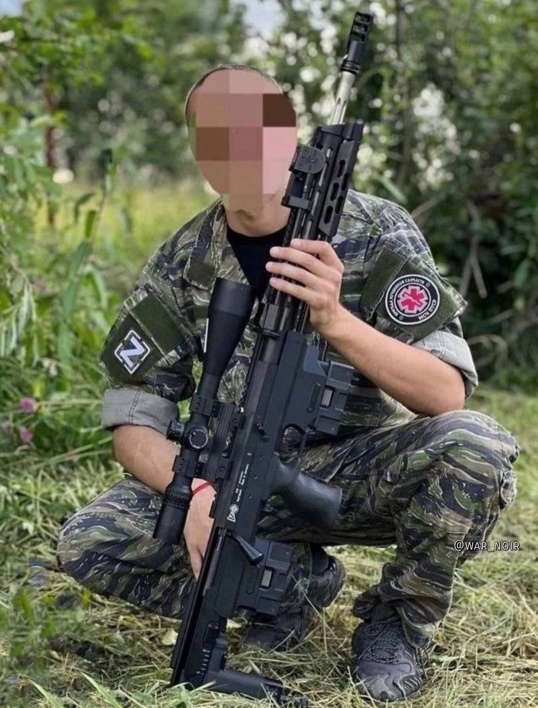 Rosyjski żołnierz ze zdobycznym karabinem DSR1.