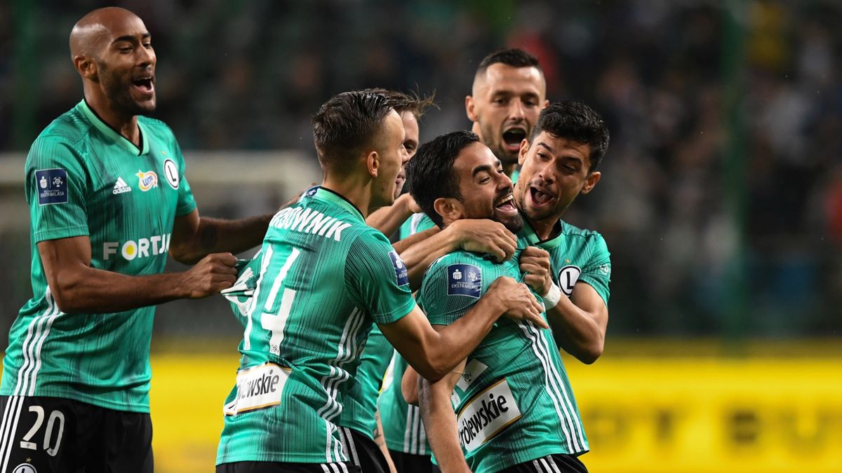 PAP / Piotr Nowak / Na zdjęciu: zawodnik Legii Warszawa Luquinhas (w środku) cieszy się ze zdobytej bramki podczas meczu 13. kolejki piłkarskiej Ekstraklasy z Wisłą Kraków