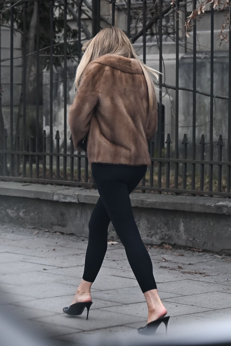 Joanna Przetakiewicz wietrzy stopy na mrozie