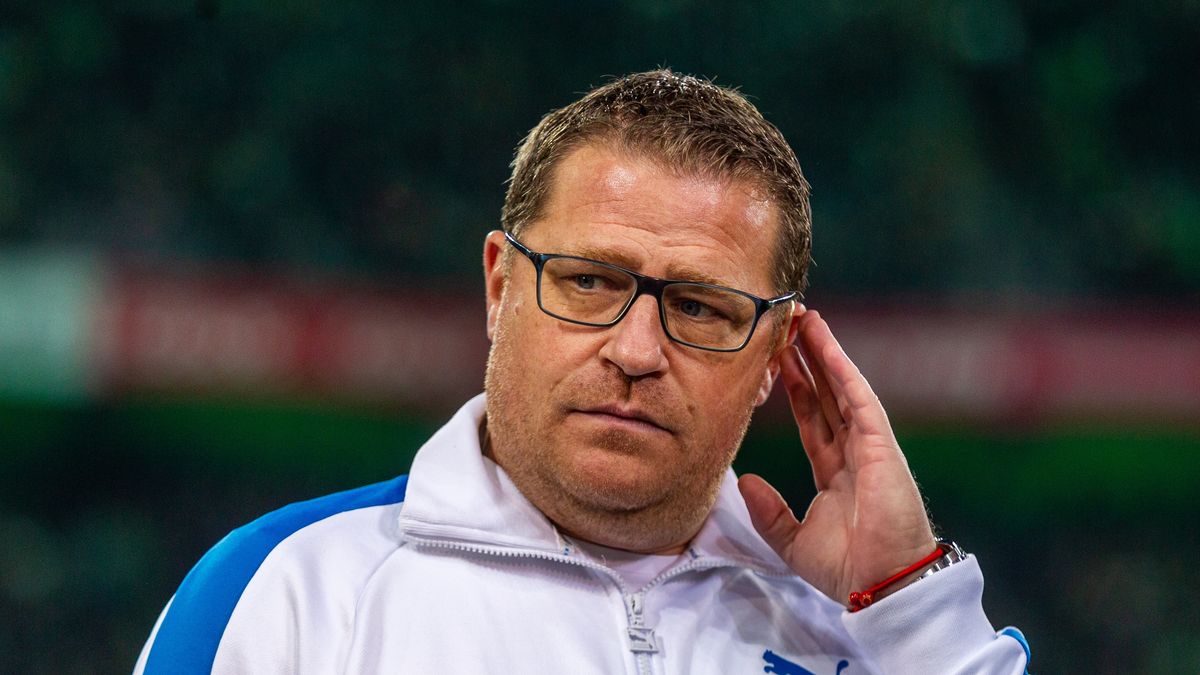 MOENCHENGLADBACH, GERMANY - OCTOBER 27: Sporting director Max Eberl of Borussia Moenchengladbach looks on during the Bundesliga match between Borussia Moenchengladbach and Eintracht Frankfurt at Borussia-Park on October 27, 2019 in Moenchengladbach, Germany. (Photo by TF-Images/Getty Images)