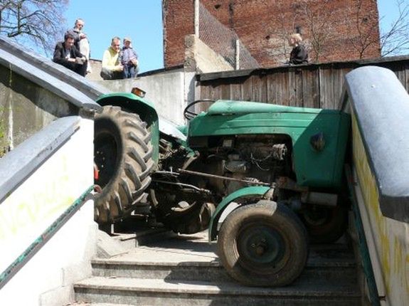 Traktor zaklinował się na schodach