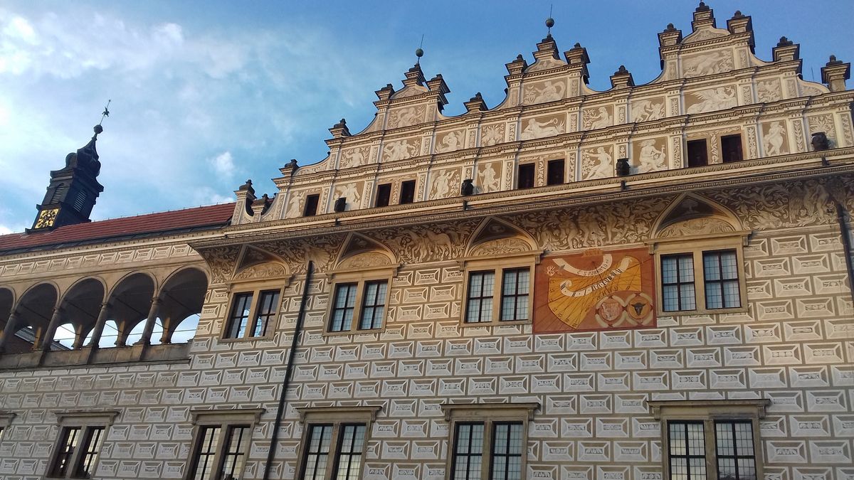Fasada pałacu ze sgraffito