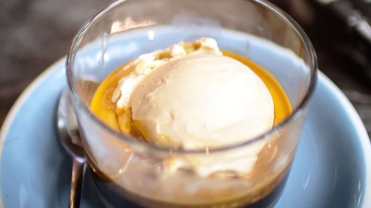 Włoski deser caffe affogato