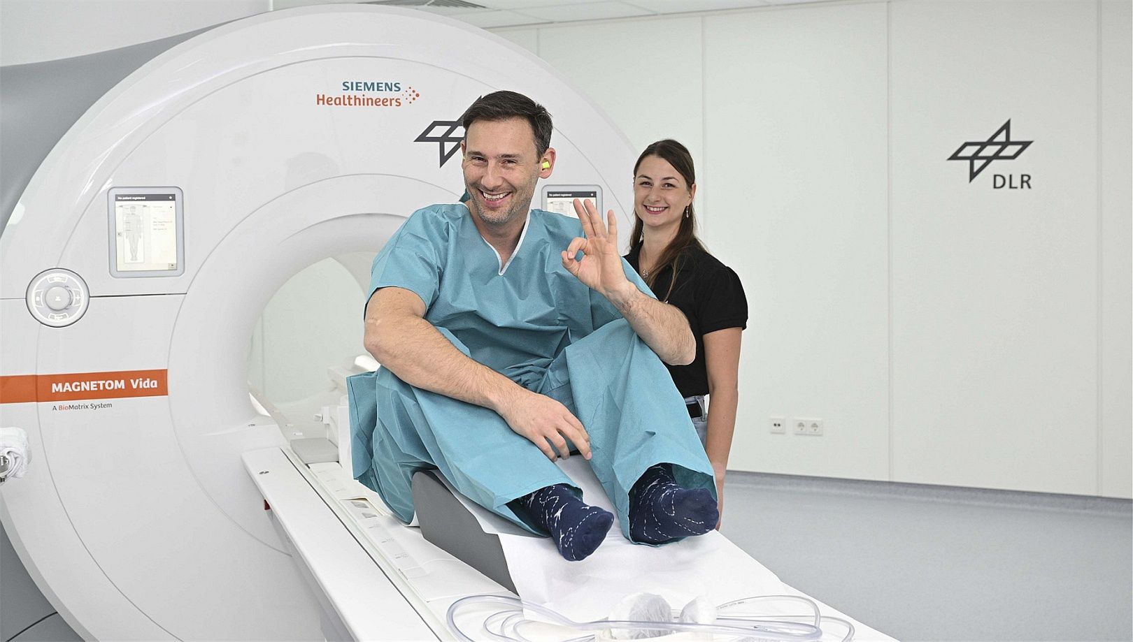 Sławosz Uznański-Wiśniewski w trakcie badań po locie w kosmos.