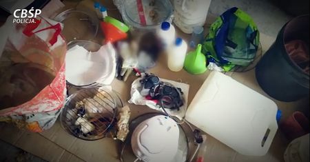 Dwa magazyny nielegalnej broni i laboratorium metamfetaminy zlikwidowane przez CBŚP