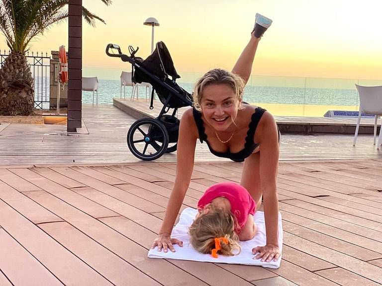 Małgorzata Socha z córką ćwiczy na wakacjach