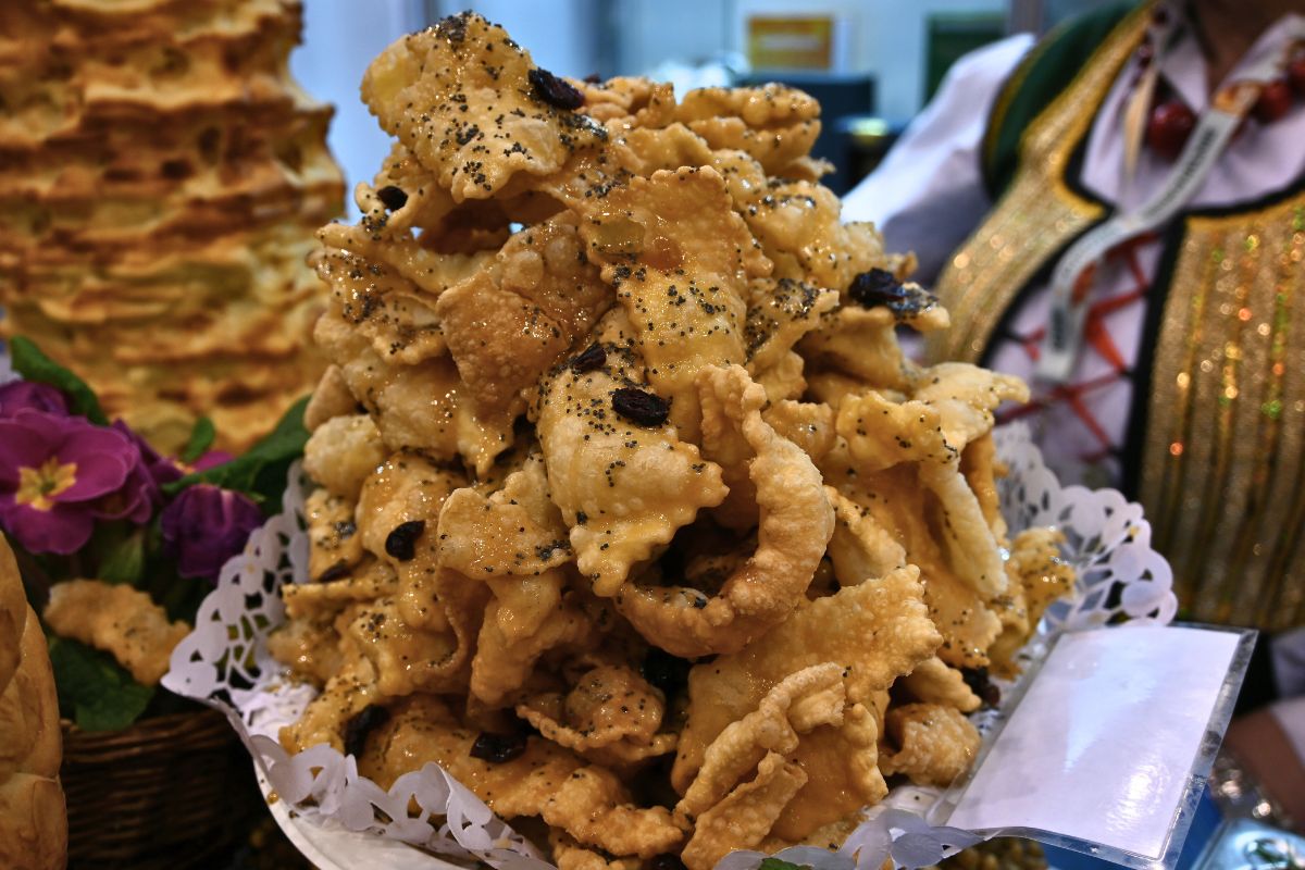 Na Podlasiu podają na weselach. Czarne kropki wyglądają jak mrówki