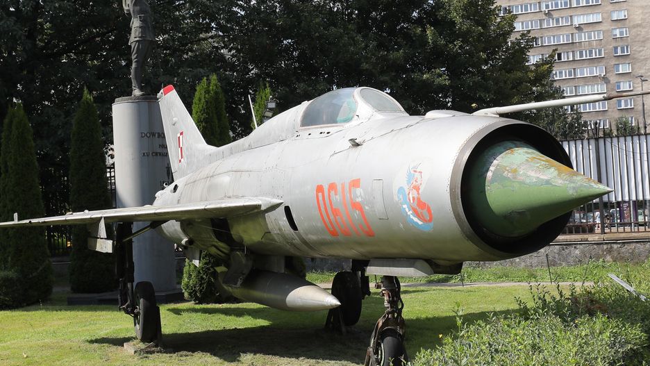 Warszawa. Samolot myśliwski MIG-21 PF znajdujący się w kolekcji uzbrojenia z okresu od XV do XX w. Muzeum Wojska Polskiego