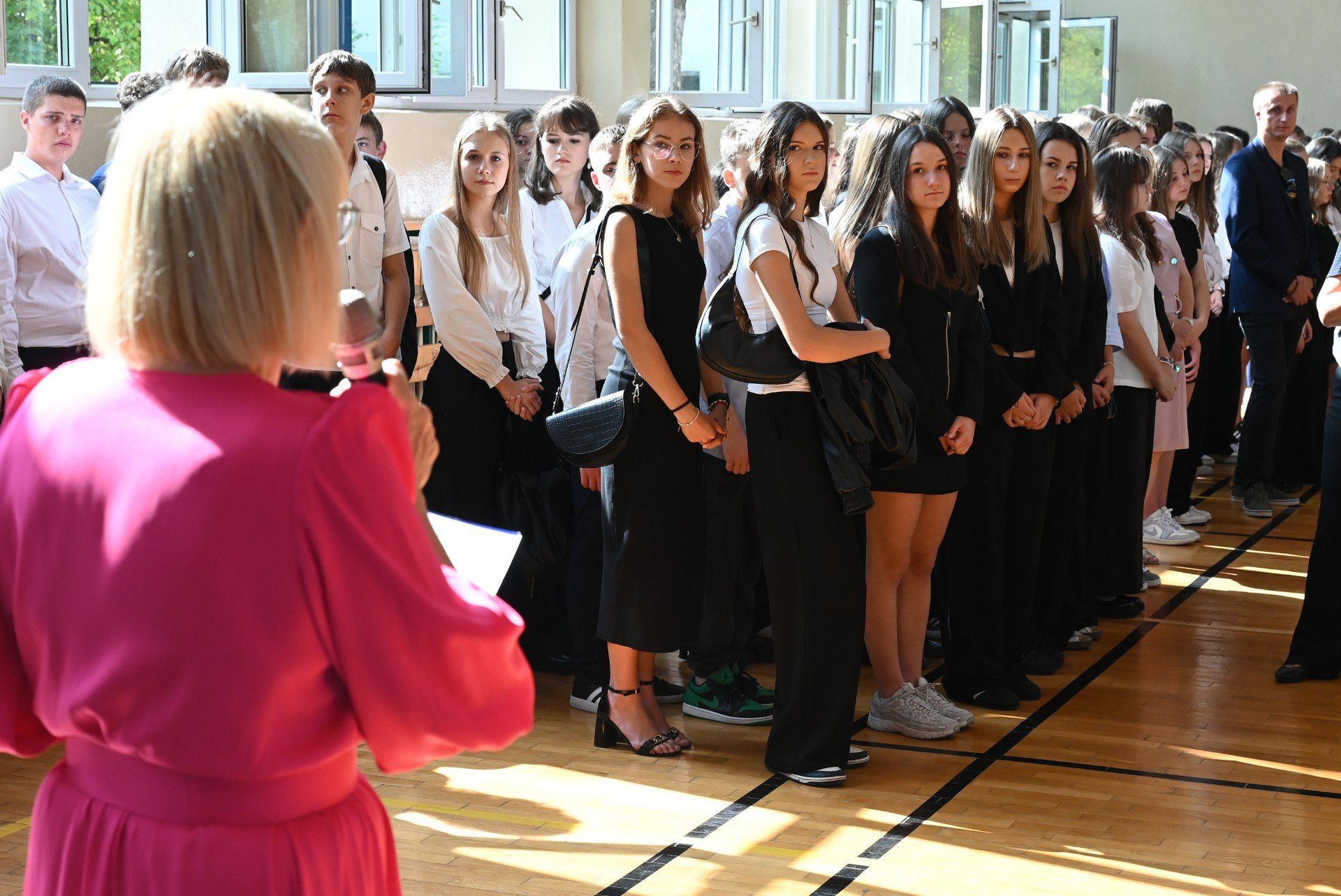 Szczególne emocje towarzyszyły uczniom klas pierwszych, którzy po raz pierwszy przekroczyli progi liceum.  Podczas uroczystego apelu powitała ich dyrektor szkoły, Edyta Lato. - Naukę w IV Liceum Ogólnokształcącym w Kielcach rozpoczyna dziś 175 pierwszoklasistów, a witamy tak naprawdę prawie 800 uczniów, którzy po wakacyjnej przerwie wracają do szkoły. Jak co roku 1 września przynosi bardzo wiele zmian. Myślę, że będziemy o nich na bieżąco informować. Czego życzymy? Dużo radości, zadowolenia i uśmiechu, bo uśmiech potrafi otworzyć każde serce i każdą duszę i każdy się będzie dobrze czuł - mówiła pani dyrektor.