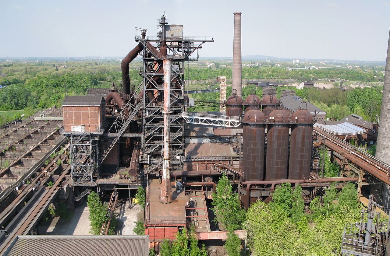 Wielki piec w hucie stali (źródło: Wikimedia)
