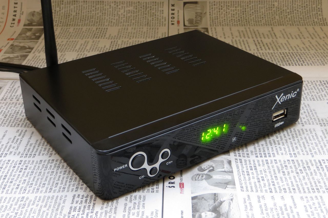 Xenic Smart Media Box DVB-T2 — dwurdzeniowy tuner z antenką