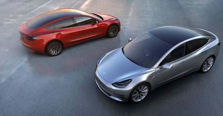 Tesla Model 3 to 350 km zasięgu i niższa cena, ale AI wciąż brak