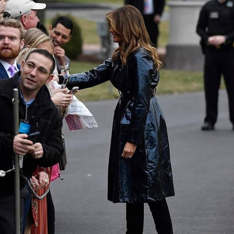 Melania Trump w lateksowym płaszczu