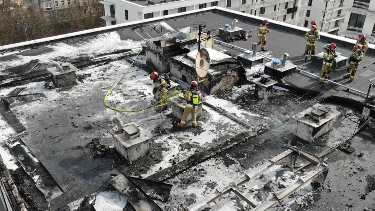 Pożar dachu budynku mieszkalnego przy ul. Garbarskiej w Lublinie